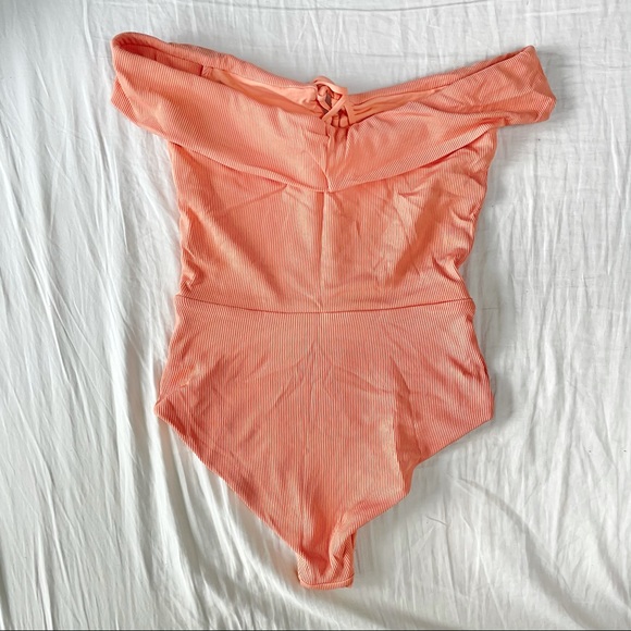 L*SPACE Off-Shoulder Salmon Colour Rib One Piece - Picture 3 of 5